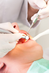 Obraz na płótnie Canvas Patientin bei Zahnarzt - Behandlung mit Bohren