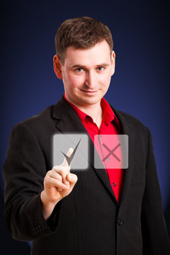 ein Mann drückt virtuellen OK-Knopf