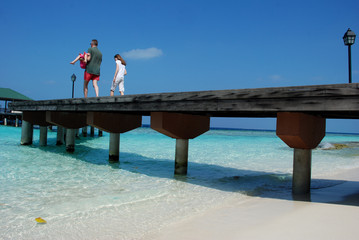 persone su pontile maldiviano