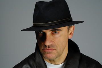 expressione et chapeau 16