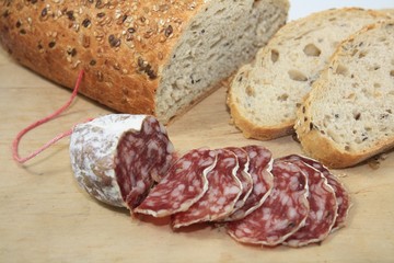 du pain avec du saucisson sec
