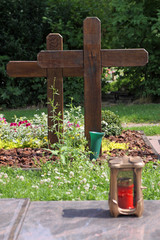 Holzkreuze auf einem Grab