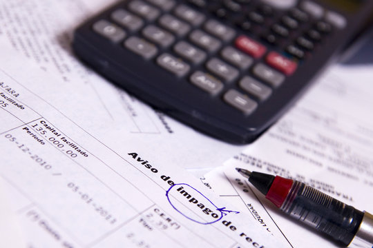 calculadora, facturas y bol&iacute;grafo