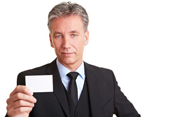 Manager hält leere Visitenkarte