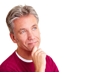 Senior schaut nachdenklich
