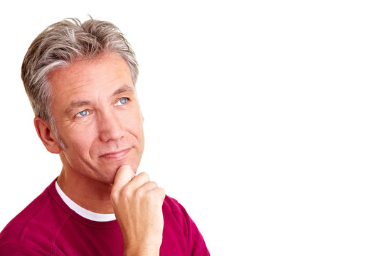 Senior schaut nachdenklich