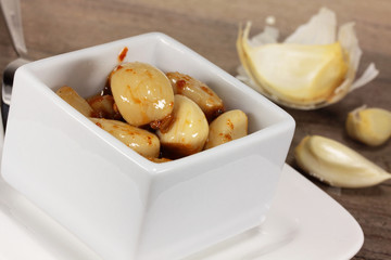 eingelegter Knoblauch