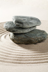 Fototapeta na wymiar pierre cailloux zen sur fond de sable fin