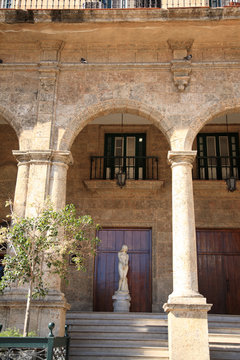 Statue under the arches Cuba