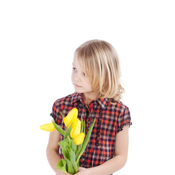 schüchternes kind mit tulpen