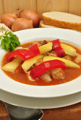 Gulaschsuppe mit gelbem und rotem Paprika