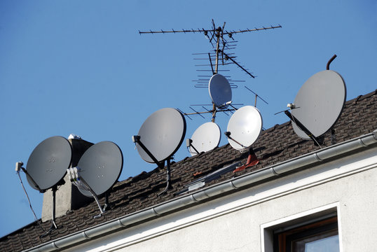 Hausdach mit ausgerichteten Satellitensch&uuml;ssel
