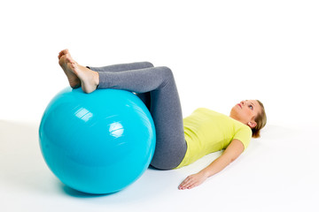 frau mit beine auf dem gymnastikball