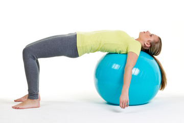 junge frau liegt mit den schultern auf gymnastikball