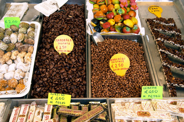 Italien: Gardasee. geroestete Nuesse auf dem Markt von Bardolino