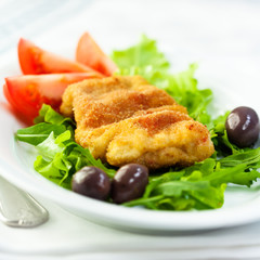 Schnitzel with vegetables and black olives