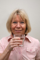 Frau mit Wasserglas 9