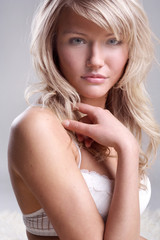Naklejka premium Close-up portrait of a fresh and beautiful young fashion model