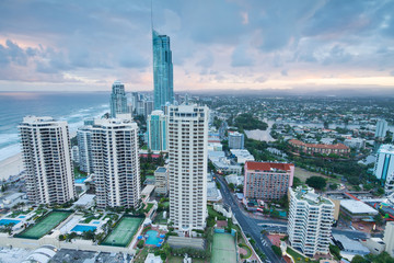 Obraz premium view over the modern city at twilight with ocean beside