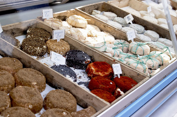 Kaeseverkauf auf dem Markt von Royan