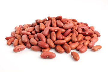 granos de caraotas rojas sobre fondo blanco