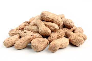 grupo de maní en concha sobre un fondo blanco