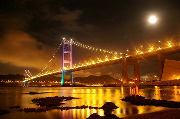 Fototapeta na wymiar Tsing Ma Bridge z księżycem w nocy