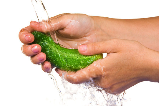 wash the cucumber in the hands