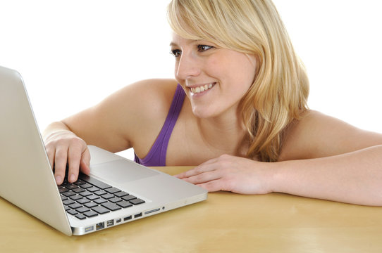 Junge Frau am Laptop