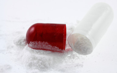 poudre blanche de capsule de médicament