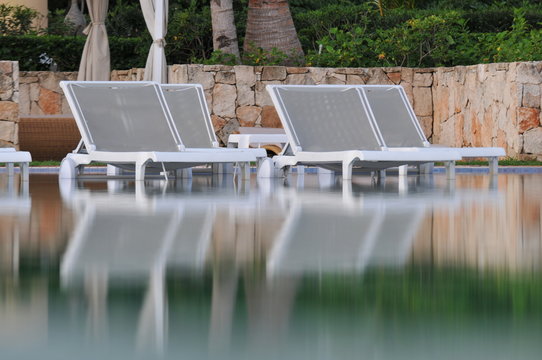 Liegen im Pool