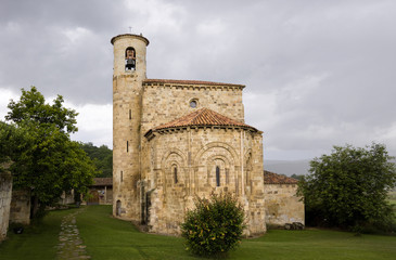 Fototapeta na wymiar COlegiata románica de San Martin de Elines