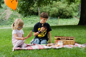 picnic kids - obrazy, fototapety, plakaty
