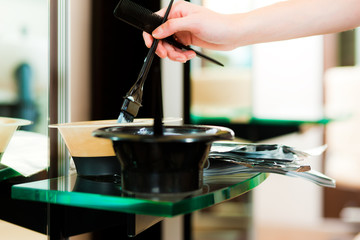 Beim Friseur – Vorbereitung der Farbe