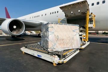 Loading cargo plane - obrazy, fototapety, plakaty
