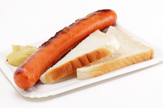 Krakauer Bratwurst mit Toastbrot auf Pappschale