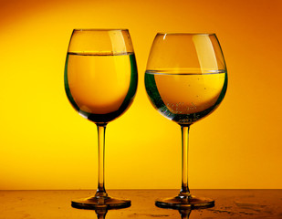 zwei gläser wein weingläser