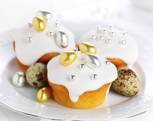 Easter iced cake with gilded dragees