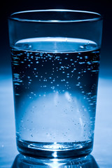 glas wasser mit luftblasen