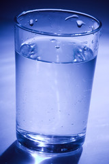 glas wasser mit luftblasen