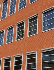 Fototapeta na wymiar Facciata in mattoni e finestre- recupero industriale