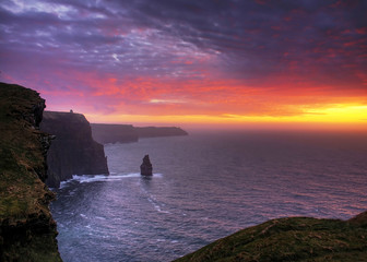 Fototapeta na wymiar Unreal słońca na Cliffs of Moher - Irlandia