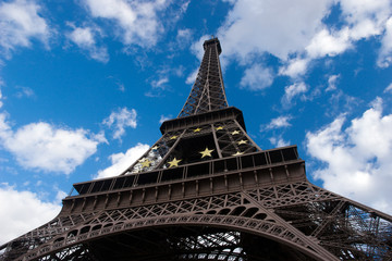 Fototapeta na wymiar Eiffel tower on background cloud blue sky