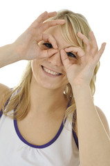 Junge Frau formt Finger zu Brille