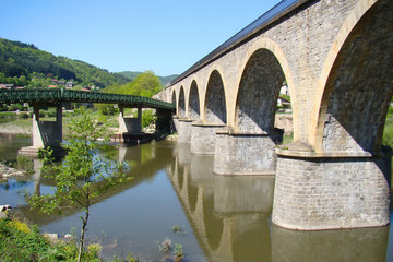 Fototapeta na wymiar Mosty nad Loarą, Chamali?res-sur-Loire (Haute-Loire)