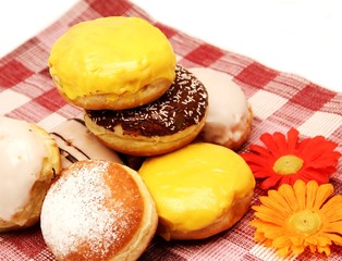 Pfannkuchen auf der Tischdecke