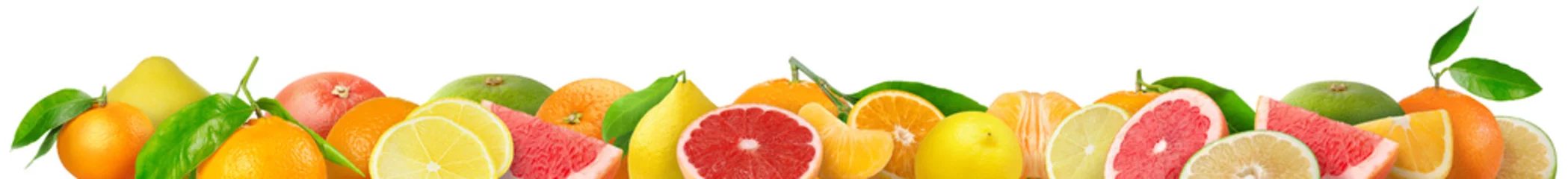 Zelfklevend Fotobehang Gemengde citrusvruchten grens. Stapel sinaasappel, citroen, mandarijn, grapefruit en andere citrusvruchten in horizontale samenstelling geïsoleerd op witte achtergrond © ChaoticDesignStudio