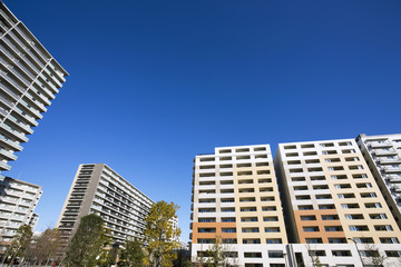 Obraz premium 新興住宅街のマンション