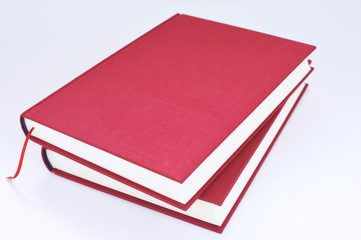 赤色の布表紙の本を２冊重ねたところのアップ写真