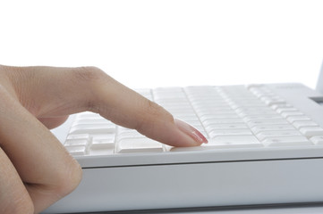 ノートパソコンを操作する女性の手